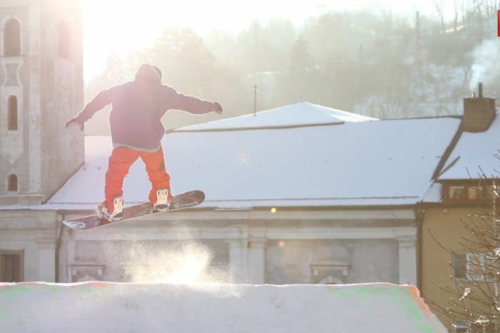 Ilustračný obrázok k článku TIP NA VÍKEND plný adrenalínu: Skoky priamo na námestí, beh na lyžiach hore zjazdovkou!